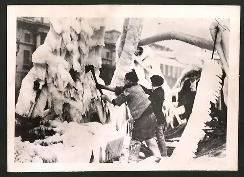 Fotografie Seeleute befreien Schiff vor dem auslaufen vom Eis 1940