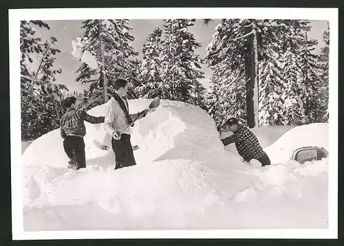 Fotografie Ansicht Donner Summit / CA, Sierra-Nevada, Skifahrer müssen ihre Autos aus dem Schnee ausgraben 1941