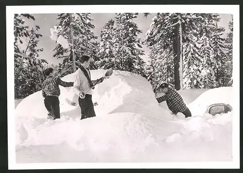 Fotografie Ansicht Donner Summit / CA, Skifahrer graben Auto aus dem Schnee aus 1941