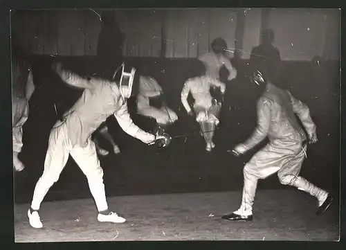 Fotografie Ostmark-Meisterschaft im Fechten, Degenkampf Major Kockert vs Rudi Losert, 1939