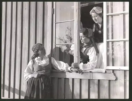 Fotografie Ansicht Lerum, Schwedisches Kunstgewerbeseminar Schloss Nääs, Frauen in Tracht an einem Wohnhaus