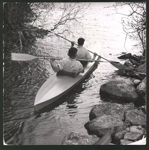 Fotografie Junge Männer in Zweier-Faltboot