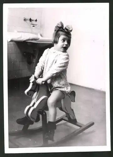 Fotografie Ansicht Brigittenau, Kind auf Schaukelpferd in der NSV-Kinderkrippe, 2.WK