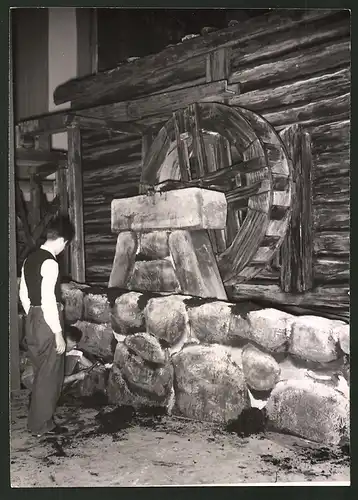 Fotografie Berlin, Aufbau Grüne Woche 1939, Bergbauernhof mit Hausmühle