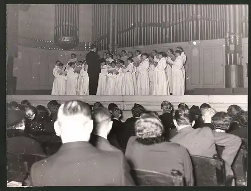 Fotografie Ansicht Berlin, Bachsaal, Konzert der Pariser Sängerknaben unter der Leitung von Abbé Ferdinand Maillet 1938