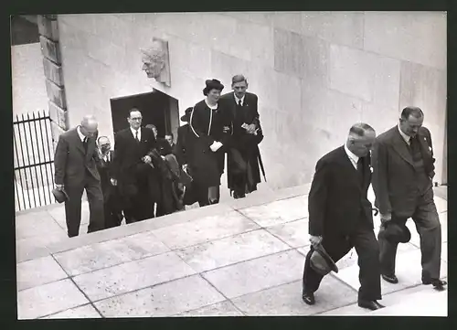 Fotografie Ansicht Wien, Besuchergruppe am Heldendenkmal