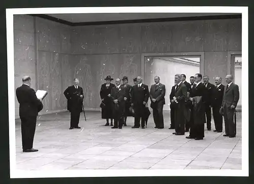 Fotografie Ansicht Wien, Besuchergruppe im Heldendenkmal