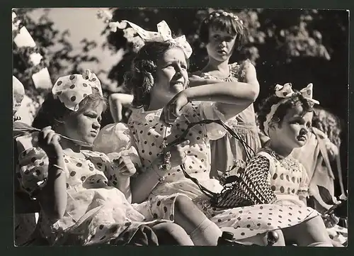 Fotografie Ansicht Wien, Blumenkorso, Kinder im Festzug