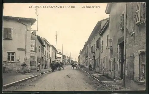 AK La Tour-de-Salvagny, La Charrière, Kutschen auf einer Strasse