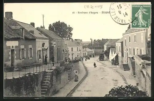 AK Érigné, Strassenpartie mit Passanten