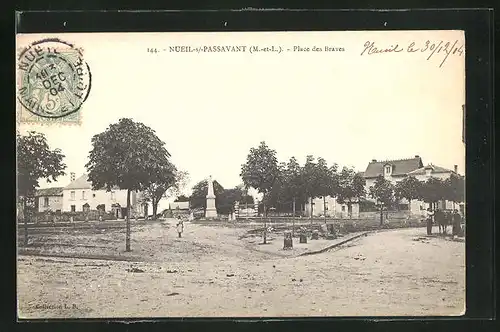 AK Nueil-sur-Passavant, Place des Braves