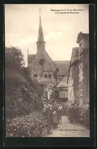 AK Béhuard, Pélerinage de N.-D., une rentrée de Procession