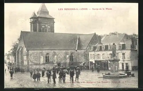 AK Les Rosiers-s-Loire, Sortie de la Messe