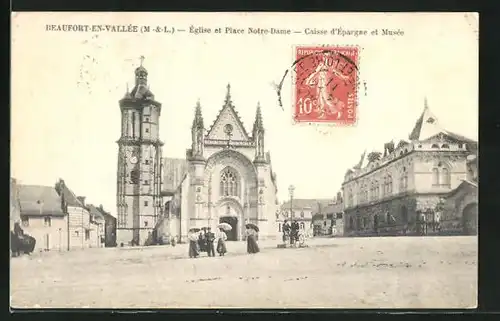 AK Beaufort-en-Vallèe, Eglise et Place Notre-Dame - Caisse d`Èpargne et Musèe