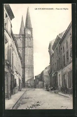 AK Le Puy-Notre-Dame, Place de l'Eglise