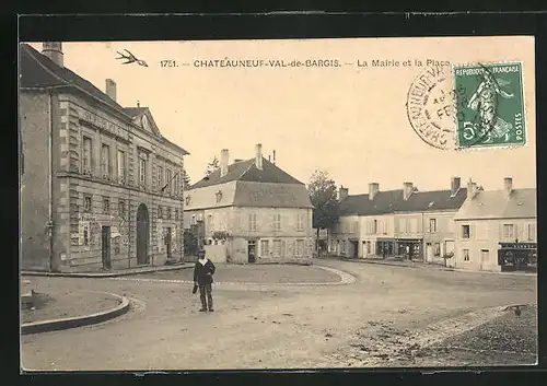 AK Chateauneuf-Val-de-Bargis, La Mairie et la Place