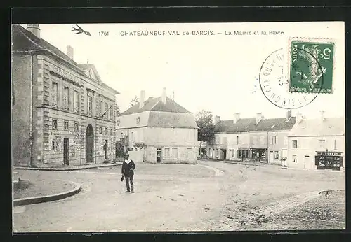 AK Chateauneuf-Val-de-Bargis, La Mairie et la Place