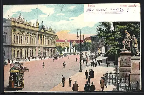 AK Berlin, Zeughaus, Strassenpartie mit Omnibus, Denkmal und Passanten