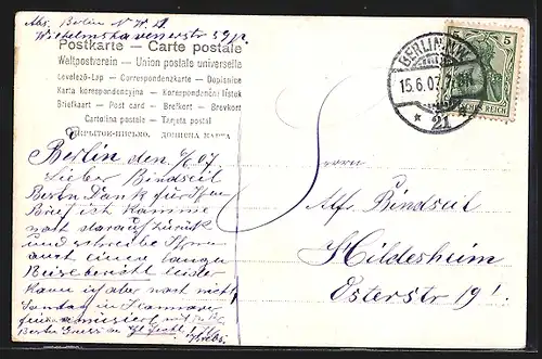 AK Berlin, Zeughaus, Strassenpartie mit Omnibus, Denkmal und Passanten