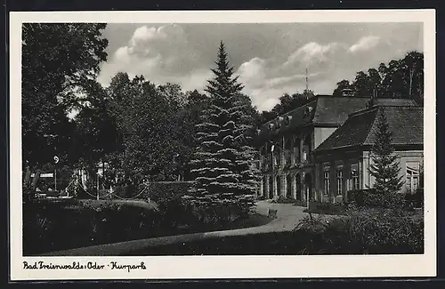 AK Bad Freienwalde /Oder, Kurpark mit Gebäude