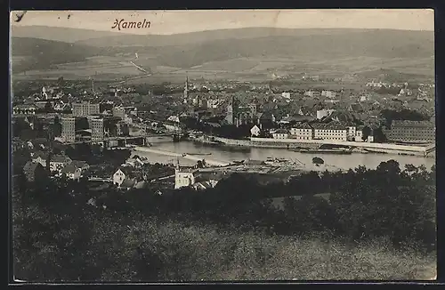 AK Hameln / Weser, Blick von der Bergwiese auf den Ort