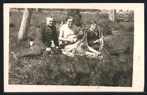 Foto-AK Pfadfinder mit Instrumenten auf einer Wiese, Camping