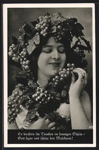 AK Junge Frau mit Weintrauben