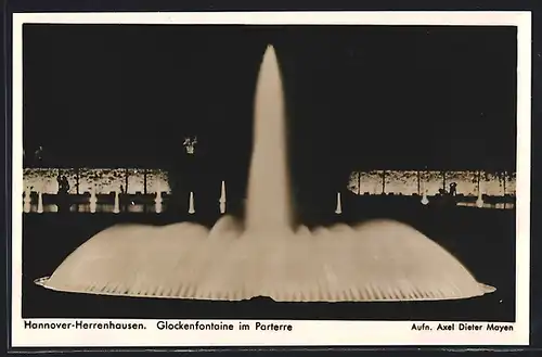 AK Hannover-Herrenhausen, Glockenfontaine im Parterre bei Nacht