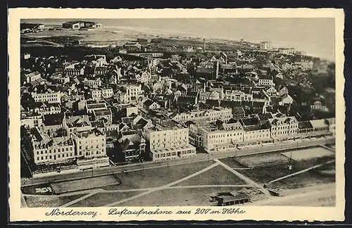 AK Norderney, Ortsansicht mit Villen, Kirche, Häuser und Strand, Fliegeraufnahme