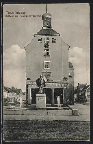 AK Treuenbrietzen, Rathaus mit Hohenzollernbrunnen