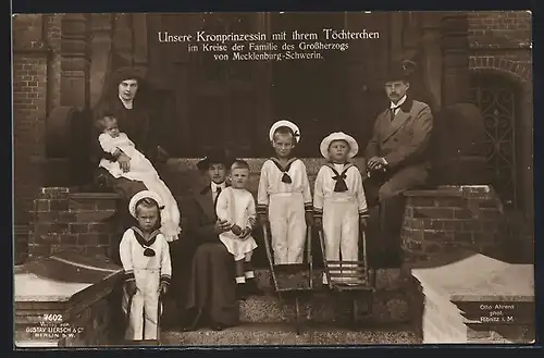 AK Unsere Kronprinzesin mit ihrem Töchterchen im Kreise der Familie des Grossherzogs von Mecklenburg-Schwerin