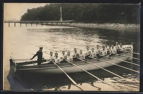 Foto-AK Matrose und Rudermannschaft im Boot