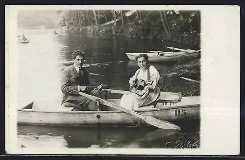 Foto-AK Paar mit Gitarren im Ruderboot