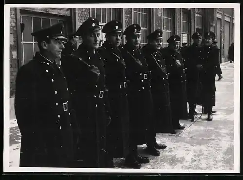 Fotografie unbekannter Fotograf, Ansicht Wien, Polizei, Wiener Polizisten in Uniform