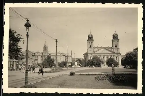 Fotografie unbekannter Fotograf, Ansicht Debrecen, Hauptstrasse mit Grosskirche