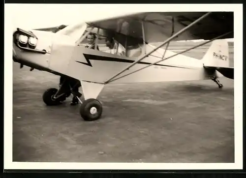 Fotografie Flugzeug, Kleinflugzeug, Schulterdecker mit Kennung PH-NCV