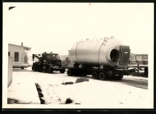 Fotografie Fürst, Bornhöved, Ansicht Trappenkamp, Lastwagen - Mobilkran liefert Kessel für das Fernheizwerk