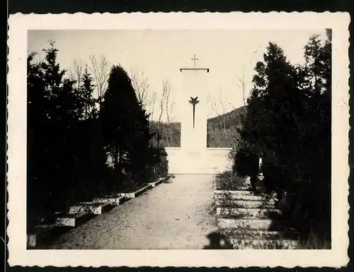 Fotografie unbekannter Fotograf, Ansicht Tsingtau / China, Deutsches Kriegerdenkmal der Gefallenen des Boxeraufstand's