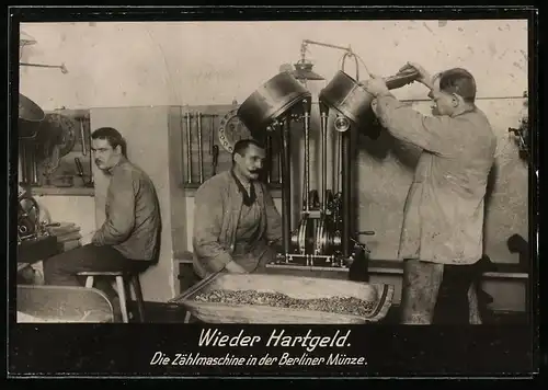 Fotografie unbekannter Fotograf, Ansicht Berlin, Zählmaschine in der Berliner Münze wird mit Hartgeld gefüttert