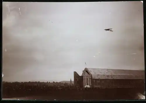 Fotografie Flugzeug Rumpler über der Luftschiff - Zeppelinhalle Goser Halle