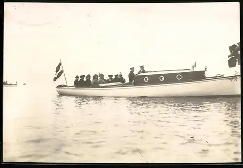 Fotografie Kaiser Wilhelm II. und Kaiserin Auguste Viktoria als Passagiere vorn im Boot sitzend