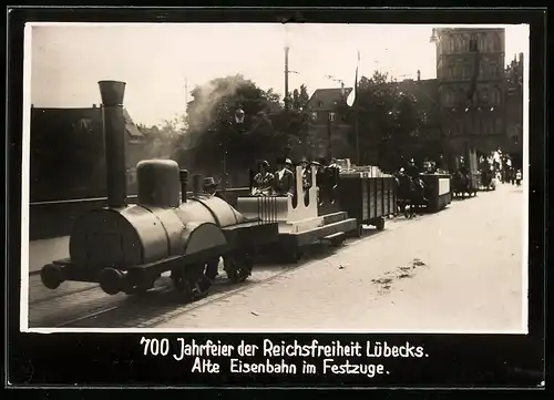 Fotografie unbekannter Fotograf, Ansicht Lübeck, 700 Jahrfeier der Reichsfreiheit Lübeck's, alte Eisenbahn im Festzuge