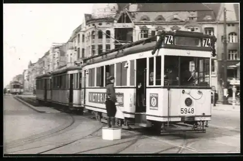 Fotografie Peter Cürlis, Berlin, Ansicht Berlin-Steglitz, Schlossstr., Rotarmistin regelt Verkehr, Strassenbahn Nr. 5948