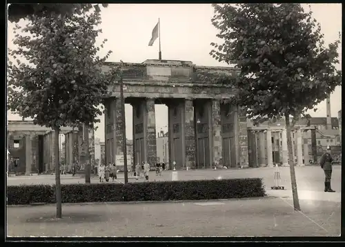 Fotografie unbekannter Fotograf, Ansicht Berlin, Zonengrenze am Brandenburger Tor, Vopo - Volkspolizei auf Posten
