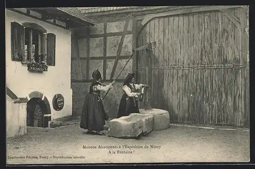 AK Nancy, Exposition, Maisons Alsaciennes, a la fontaine, Frauen in Tracht