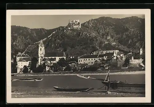 AK Dürnstein in der Wachau, Ortsansicht mit Booten im Vordergrund