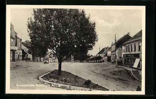 AK Ernstbrunn, Ortspartie mit kleiner Verkehrsinsel und Standbild