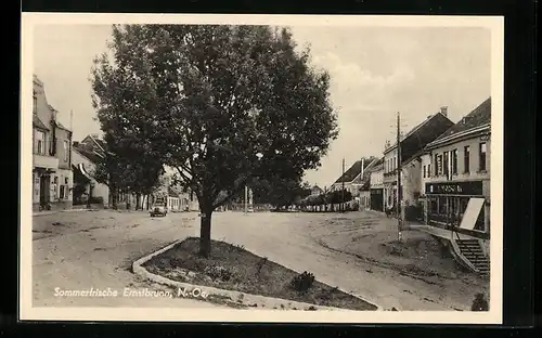 AK Ernstbrunn, Ortspartie mit kleiner Verkehrsinsel und Standbild