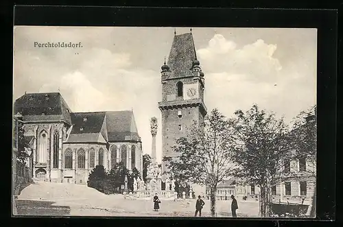 AK Perchtholdsdorf, Ortspartie mit Kirche und Denkmal