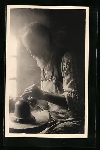 AK Töpfer arbeitet an der Töpferscheibe